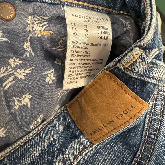 American Eagle Outfitters Blue Denim Jeans with Leather Patch - Picture 3 of 3